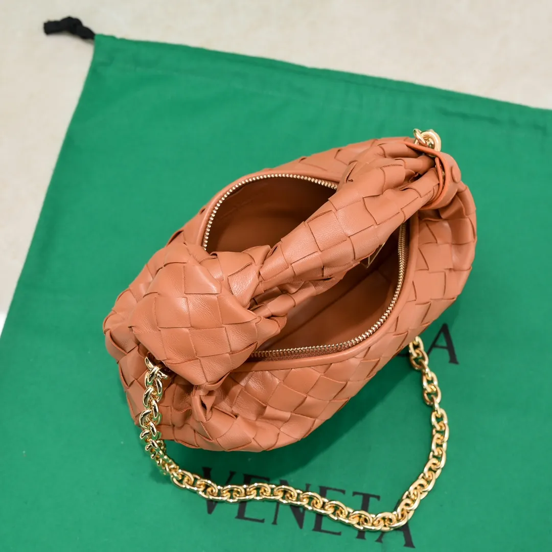 Batch 1220 Hello everyone, I have a new name, it’s called chain jodie. Jodie’s chain clause ~ can finally be carried on the shoulder. It is based on the original bag type and adds a chain shoulder strap, and it is detachable! It's equivalent to spending one dollar to buy two bags. As the ace cutie of BV family, I really have no choice but to buy one! This bag of ours is really the same as ZP. You can wear it with a small amount of money~ Original sheepskin➕all steel hardware 28×23×8cm, model: 6699-9#